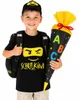 Junge mit Schulkind T Shirt und Basecap hält Zuckertüte und trägt Schulranzen zur Einschulung. Produktbild-Vorschau