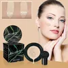 EELHOE Feuchtigkeits-Cushion-Foundation-Compact, geöffnet mit einem Tropfen Foundation, neben der Verpackung und einem Make-up-Schwamm, mit dem Gesicht einer Frau, die Foundation aufgetragen zeigt, und Armproben Anteprima dell’immagine prodotto