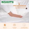 A person's hand resting on a white duvet, with marketing text and icons overlayed. Produktbild-Vorschau