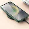 A green phone case is shown on a wireless charger, with the phone screen displaying a 100% charge indicator. Produktbild-Vorschau