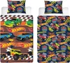 A bedding set with Hot Wheels themed cars and logos. Voir les images du produit