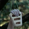 Hand mit kreidedeckter Haut greift nach einem Holzgriff des Trainingsboards "Rocky" von YY Vertical. Podgląd zdjęcia produktu