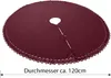 A round, burgundy Christmas tree skirt with a lace-like border and decorative bows and buttons along a seam. Náhled obrázku produktu