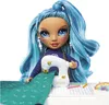 A doll is shown at a sewing machine with fabric. Produktbild-Vorschau