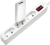 A white power strip with a white USB charger plugged into one of the outlets. A red power switch is visible on the strip. Voir les images du produit