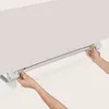 Hands adjusting a white bed rail. Voir les images du produit