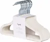 A stack of cream-colored velvet hangers with silver hooks, neatly arranged and held together by a cardboard band. Anteprima dell’immagine prodotto