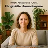 A woman is sitting on a couch with plants in the background. Produktbild-Vorschau