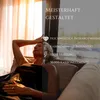 A woman is relaxing on a couch, with her hand on her forehead, in a room with soft lighting. Text overlays describe product features. Produktbild-Vorschau