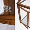 Collage of close-up shots of a wooden chicken coop, showing the latch, branding, and an open door. Anteprima dell’immagine prodotto