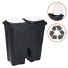 A black dual trash bin with white lids and a recycling symbol. Anteprima dell’immagine prodotto