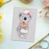 Mr. & Mrs. Panda Postkarte Konditorin Herz - Grau Pastell - Produktbild-Vorschau 2