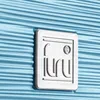 A close-up view of a blue planter with a silver logo. Voir les images du produit