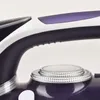 Close-up of the top part of a purple steam iron, focusing on the handle and water tank cap. Anteprima dell’immagine prodotto