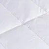 A close-up view of a white quilted fabric, likely a comforter or duvet. Podgląd zdjęcia produktu