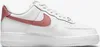 A side view of a white Nike Air Force 1 sneaker with pink accents. Produktbild-Vorschau