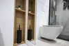 A modern bathroom with a wall-mounted toilet and a wooden shelf with a toilet brush. Produktbild-Vorschau