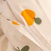 A close-up of a duvet cover with a fruit pattern and a zipper. Anteprima dell’immagine prodotto