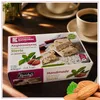 Kandylas Halva mit Mandeln & Stevia 400 g Verpackung serviert mit einer Tasse Kaffee Produktbild-Vorschau