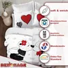 A bedding set with a cartoon bear design and hearts, featuring product feature callouts. Produktbild-Vorschau