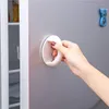 A hand is shown pulling a white handle attached to a refrigerator door. Produktbild-Vorschau