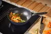 Fiskars 1027705, Rund, Wok-/Bratpfanne, Schwarz, Aluminium, Produktbild-Vorschau 11