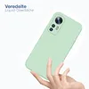 A hand holding a light green phone case. Produktbild-Vorschau