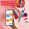 A hand holding a smartphone displaying a recipe app, with two smoothie bowls filled with fruits and granola in the background. Anteprima dell’immagine prodotto