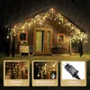 A wooden house decorated with icicle-shaped string lights during a rain shower, with three inset images showcasing product details. Anteprima dell’immagine prodotto