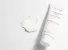 A tube of Avene Hydrance Rich Hydrating Cream and a dollop of the cream on a white surface. Anteprima dell’immagine prodotto