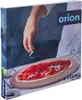 A box for a pizza stone set, showing a hand sprinkling cheese on a pizza. Podgląd zdjęcia produktu
