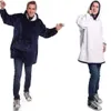 Two men wearing oversized hooded blankets, one dark blue and one white, against a white background. Anteprima dell’immagine prodotto