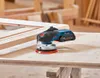 A cordless orbital sander is placed on a wooden workbench next to a wooden frame. Anteprima dell’immagine prodotto