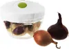 A manual food chopper with garlic and onions next to it. Náhled obrázku produktu
