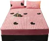 Rosa gesteppte Matratzenauflage mit schwarz-weißen Herzmustern, auf einem Bett mit zwei passenden Kissen Náhled obrázku produktu