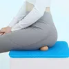 Blaues Waben-Gel-Sitzkissen mit einer darauf sitzenden Person in grauer Leggings Produktbild-Vorschau