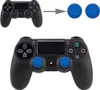 A black PlayStation controller with blue thumbstick covers is shown, with an arrow pointing from a controller without the covers to two blue thumbstick covers. Produktbild-Vorschau