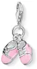 Pendentif en forme de chaussons de bébé roses Voir les images du produit 3