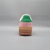 The back view of a pink and green Adidas Gazelle Bold sneaker. Produktbild-Vorschau