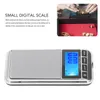 A digital scale shown next to an image of someone handling jewelry. Voir les images du produit