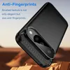 A black phone case with a carbon fiber texture is shown from a diagonal angle, with text describing its anti-fingerprint properties. Produktbild-Vorschau