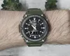 A close-up shot of a green Casio watch on a person's wrist. Voir les images du produit