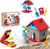 A collage of images showing a kinetic sand house building kit, including the box, individual components, and assembled models. Voir les images du produit