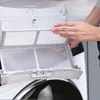 A person's hands are shown removing a lint filter from a dryer. Produktbild-Vorschau