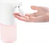 A hand is being held under an automatic soap dispenser, which is dispensing foam soap. Produktbild-Vorschau