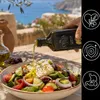 Gießen von Creta Gold Olivenöl auf einen Salat Produktbild-Vorschau