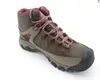 A single brown and pink hiking boot is shown against a white background. Voir les images du produit