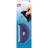 A hand is shown using a wool comb on a blue knitted fabric, with another wool comb displayed below. Anteprima dell’immagine prodotto