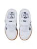 A top-down view of a pair of white children's sneakers with black accents and brown soles. Anteprima dell’immagine prodotto