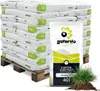 A pallet of bagged garden substrate with a single bag in the foreground and a pile of substrate with grass. Produktbild-Vorschau